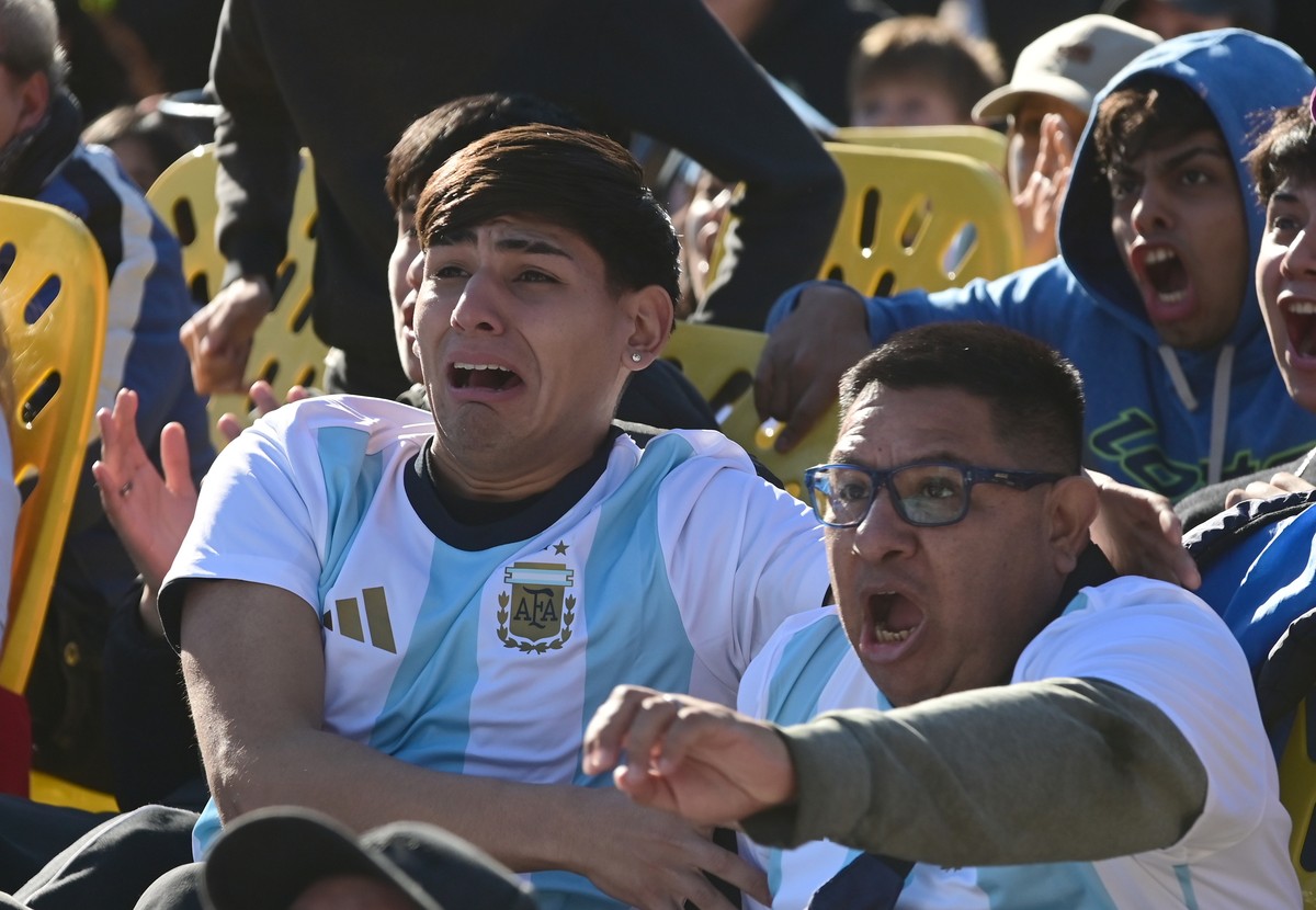 epa13096228 Argentina fans celebrate during a public broadcast of FIFA World Cup 2026 Round of 16 match Argentina against Egypt at a Fan Fest in Buenos Aires, Argentina, 07 July 2026. EPA/MATIAS MARTI ...