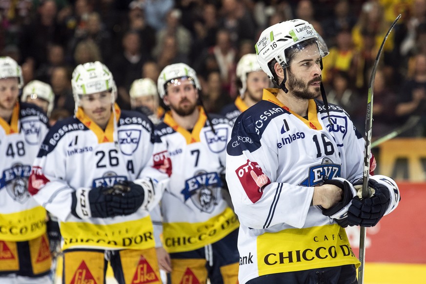 Zugs Spieler mit Raphael Diaz, rechts, sind enttaeuscht nach dem fuenften Eishockey Playoff-Finalspiel der National League zwischen dem SC Bern und dem EV Zug, am Samstag, 20. April 2019, in der Postf ...