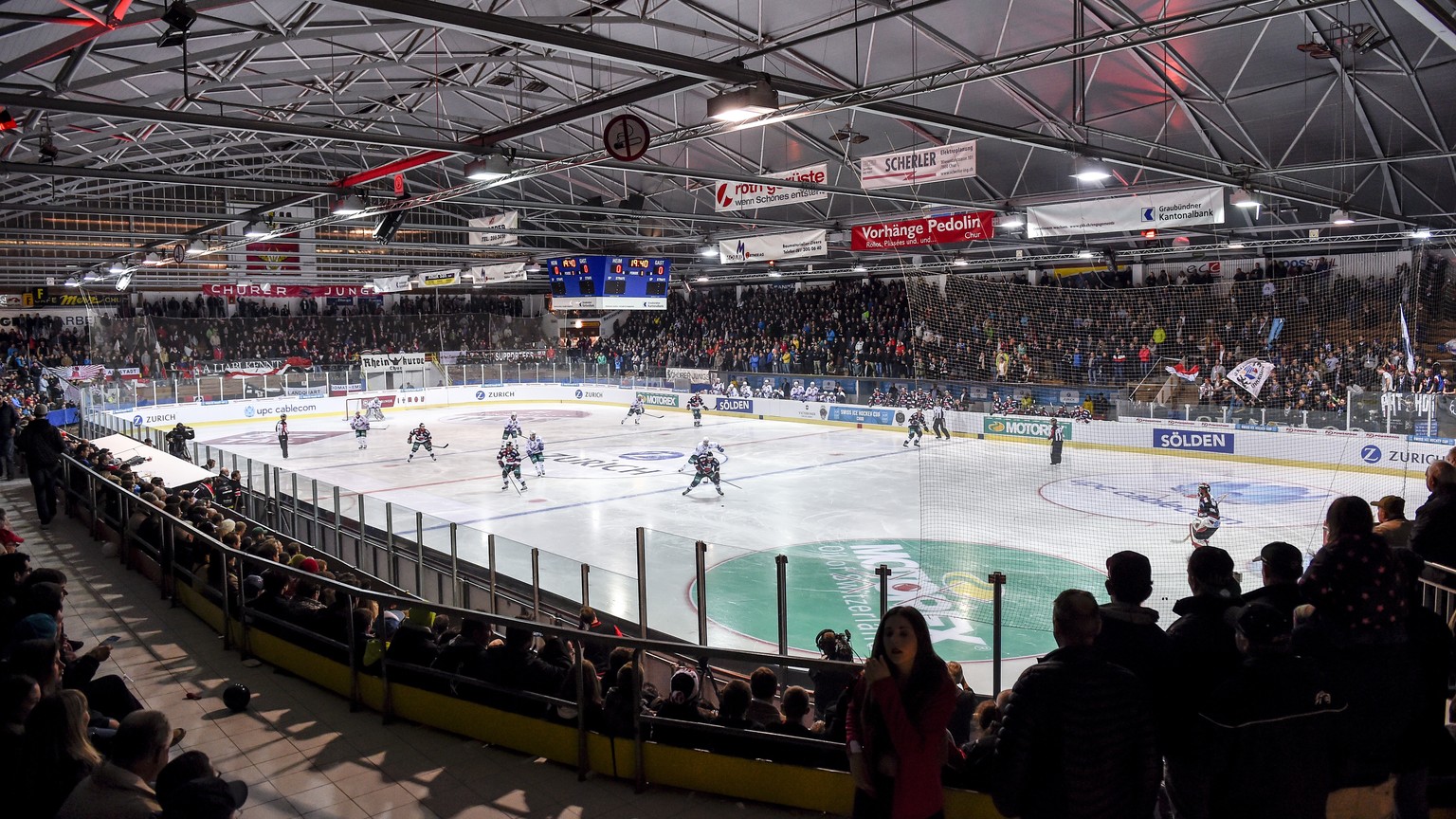 Blick auf die Partie im Eishockey Sechzehntelfinal Cupspiel zwischen dem EHC Chur, und den ZSC Lions, am Mittwoch, 30. September 2015, im Hallenstadion in Chur. (KEYSTONE/Gian Ehrenzeller)