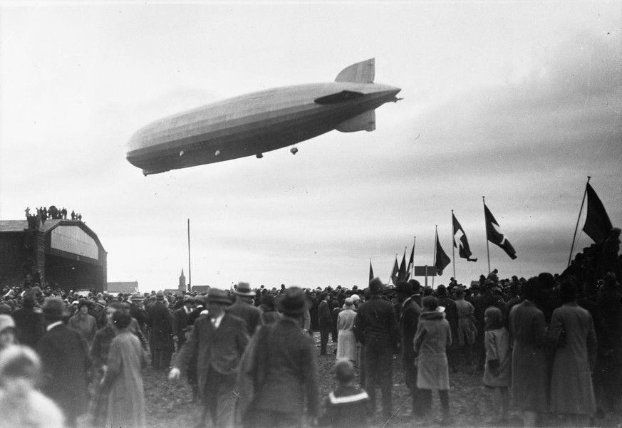 Zwischenlandung der Graf Zeppelin im Sternenfeld.