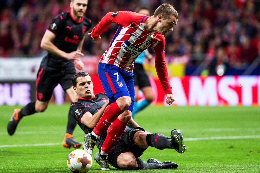 epa06709715 Arsenal&#039;s midfielder Granit Xhaka (L) in axction against Atletico Madrid&#039;s forward Antoine Griezmann (R) during the UEFA Europa League semi final, second leg soccer match between ...
