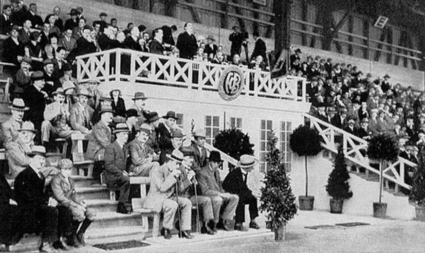 Der Stolz des Klubs: Im Sommer 1923 weiht er das Stadion Neufeld ein.