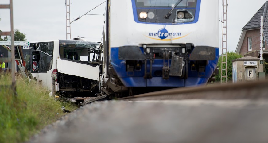 Die Front des Schulbusses wurde bei dem Zusammenprall völlig zerstört, beim Zug entstanden ebenfalls grössere Schäden.