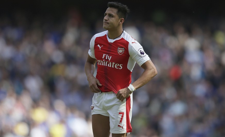 Arsenal&#039;s Alexis Sanchez looks dejected during the English Premier League soccer match between Arsenal and Everton at The Emirates stadium in London, Sunday May 21, 2017. (AP Photo/Tim Ireland)