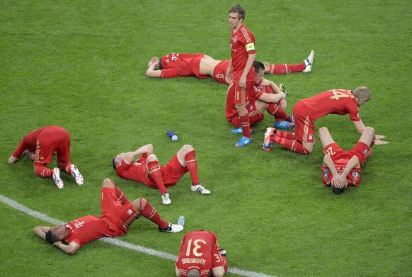 epa03226530 Bayern Munich's captain Philipp Lahm stands among dejected teammates after the UEFA Champions League soccer final between FC Bayern Munich and FC Chelsea in Munich, Germany, 19 May 20 ...