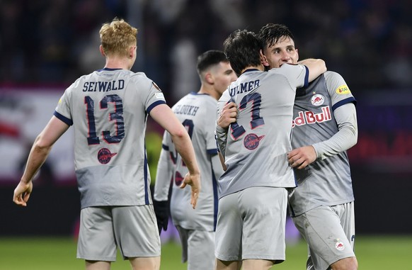 epa10471514 Nicolas Capaldo (R) of Salzburg celebrates with teammates after scoring the 1-0 lead during the UEFA Europa League play-off, 1st leg match between RB Salzburg and AS Roma in Salzburg, Aust ...