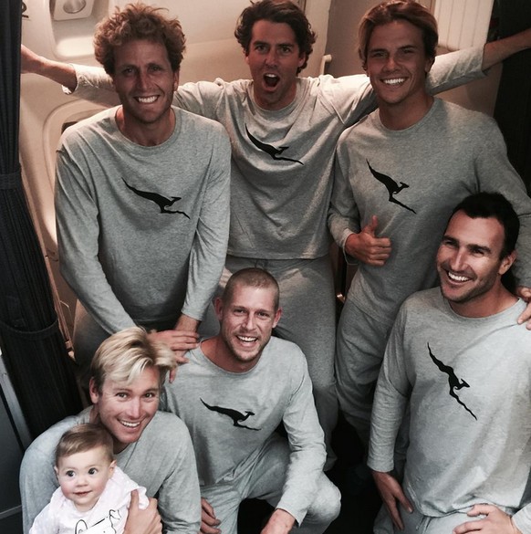 Mick Fanning (Mitte, unten) feiert auf Instagram die Rückkehr nach Australien mit seinen Teamkollegen.