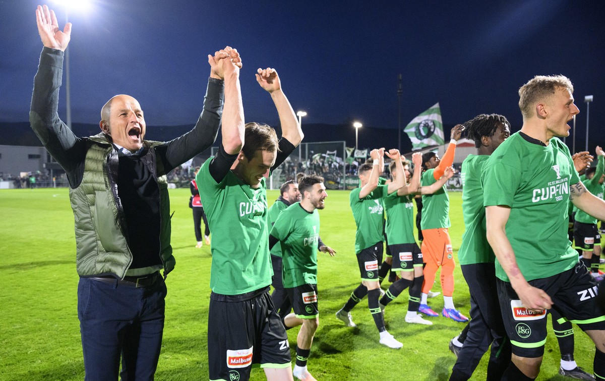 L'entraineur st-gallois Peter Zeidler, gauche, et ses joueurs celebrent la victoire apres la demi-finale de la Coupe de Suisse de football entre le club de Challenge League Yverdon Sport FC, YS,  ...