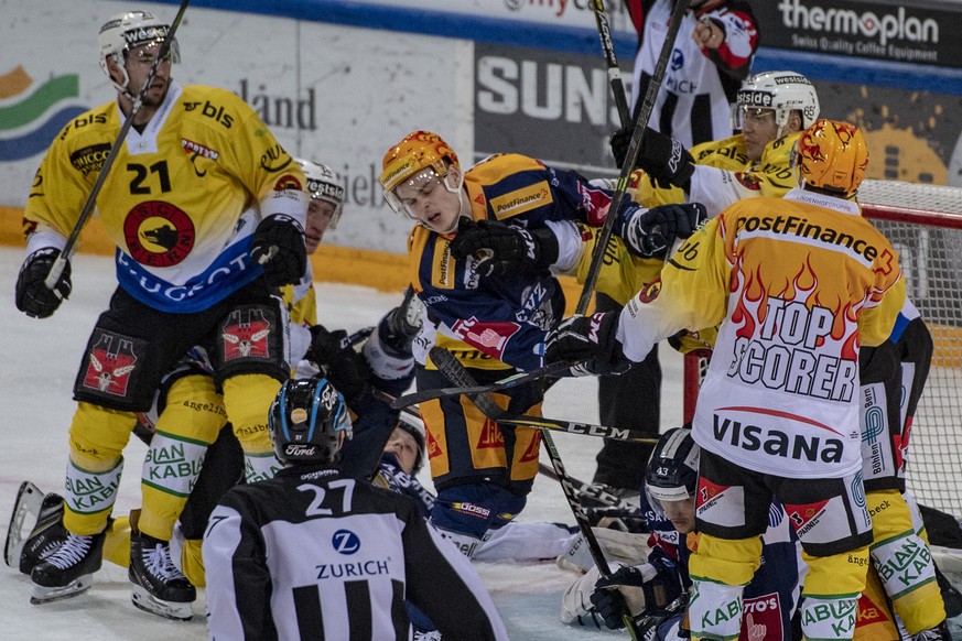 Gregory Hofmann, mitte, von Zug im Spiel gegen Simon Moser, links, und Mark Arcobello, rechts, von Bern beim Eishockey Meisterschaftsspiel in der Qualifikation der National League zwischen dem EV Zug  ...