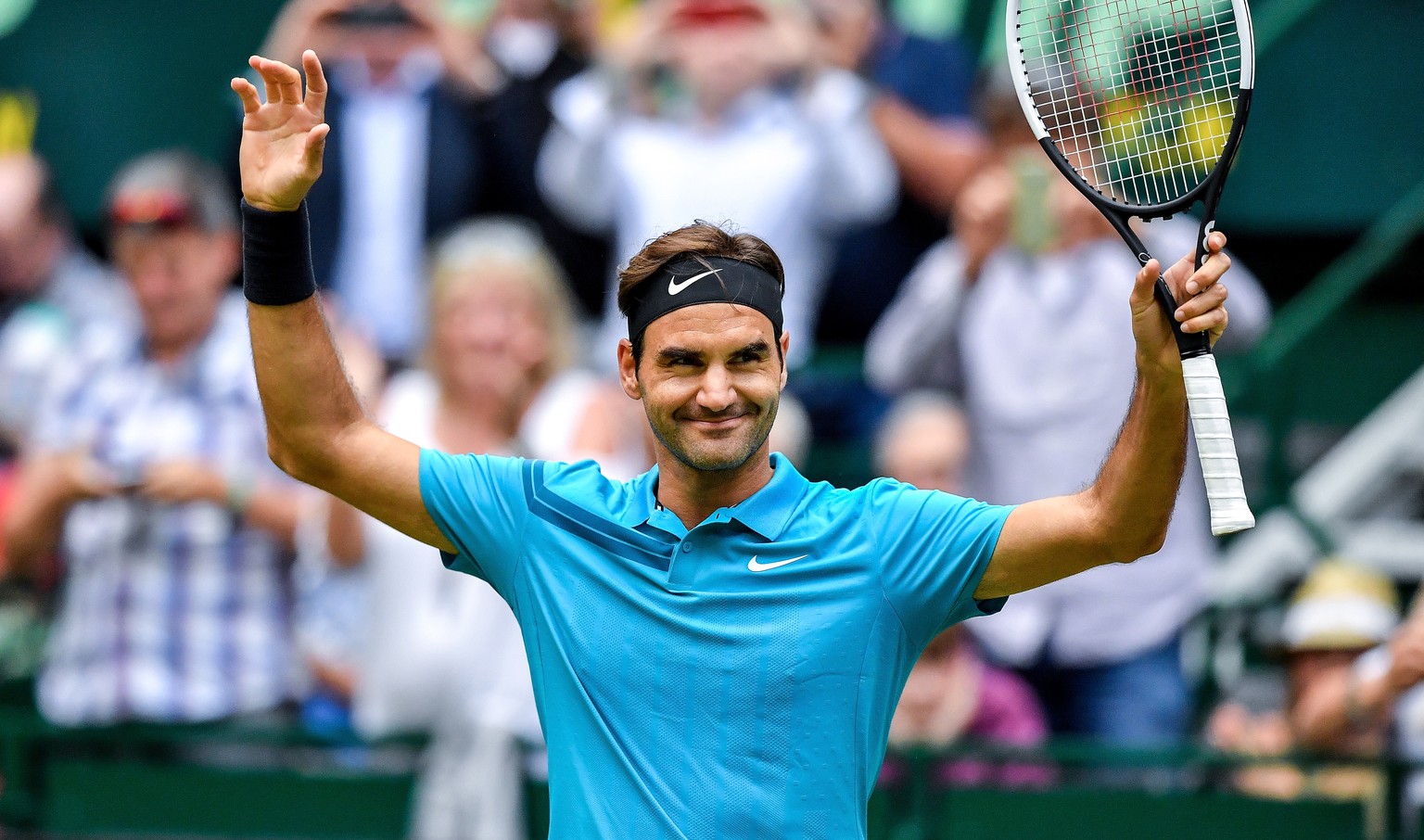 epa06828147 Roger Federer from Switzerland celebrates winning his round of 16 match against Benoit Paire of France at the ATP Tennis Tournament Gerry Weber Open in Halle Westphalia, Germany, 21 June 2 ...