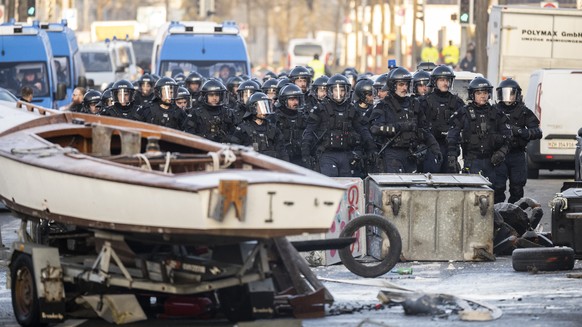 Polizisten sichern das knapp zehn Jahre besetzte Koch-Areal in Zuerich, aufgenommen am Donnerstag, 16. Februar 2023. Heute wird die Stadt das Areal den Bautraegern uebergeben. Es entstehen 325 preisgu ...