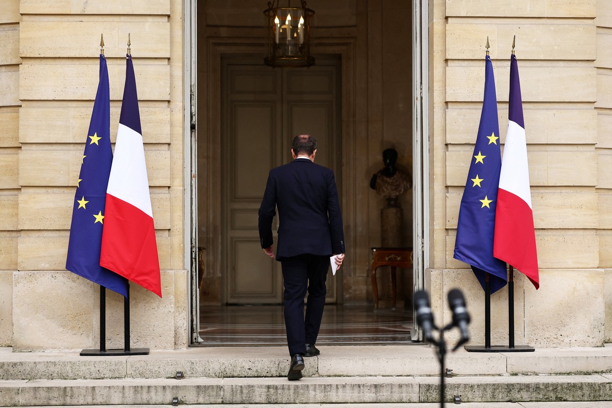 French outgoing Prime Minister Sebastien Lecornu, who resigned just a day after naming his government, walks back after delivering his statement at the Hotel Matignon in Paris, Monday, Oct. 6, 2025. ( ...