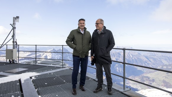 VR-Präsident Hans Wicki und Architekt de Meuron auf dem Richtstrahlturm.