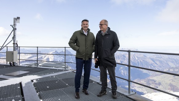 Hans Wicki, Verwaltungsratspraesident Titlis Bergbahnen, und Architekt Pierre de Meuron, von links, stehen auf dem Richtstrahlturm auf dem Titlis, anlaesslich der Pressekonferenz von Titlis Bergbahnen ...