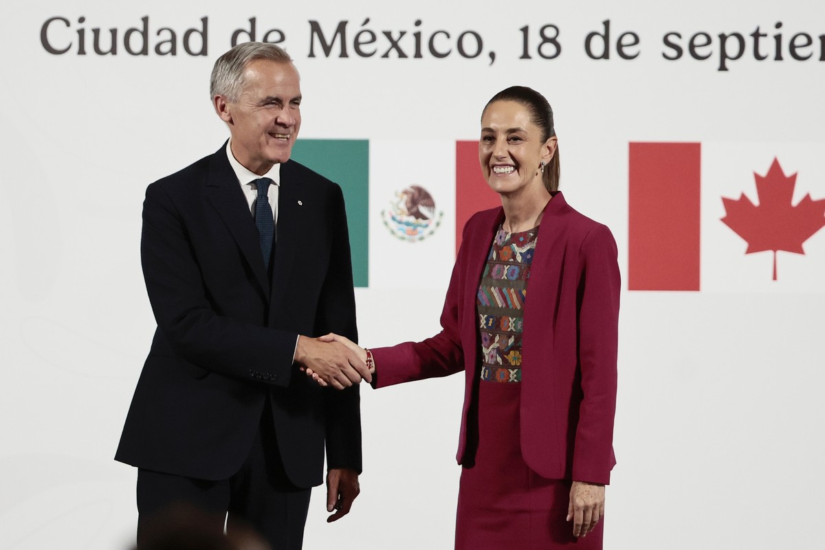 epa12388844 Mexican President Claudia Sheinbaum (R) greets Canadian Prime Minister Mark Carney (L) in Mexico City, Mexico, 18 September 2025. Mexican President Sheinbaum and Canadian Prime Minister Ma ...