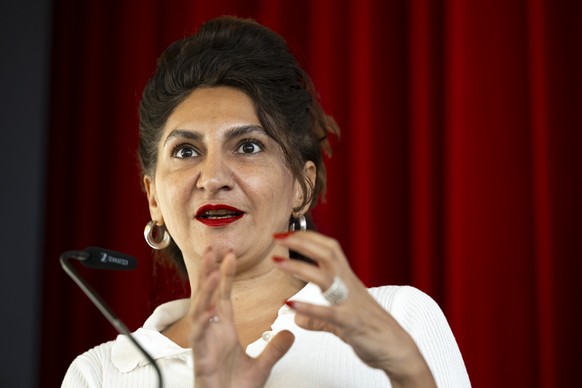 Sibel Arslan, Conseillere Nationale Les Vert-e-s BS, prend la parole lors de l&#039;assemblee des delegues des Verts Suisse, ce samedi 23 aout 2025, a Vicques dans le Jura. (KEYSTONE/Anthony Anex)