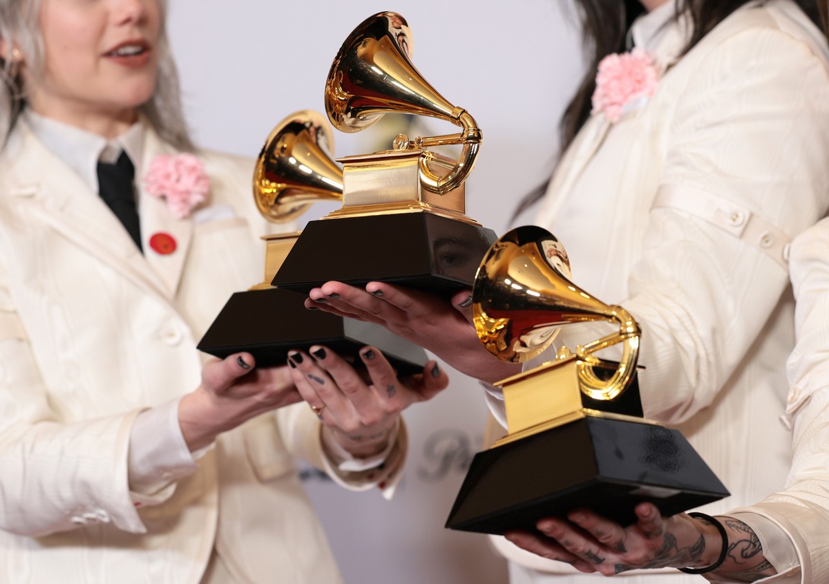 epa11128349 (L-R) Phoebe Bridgers, Lucy Dacus, and Julien Baker of Boygenius, winners of the 'Best Rock Performance' award for 'Not Strong Enough', the 'Best Rock Song' a ...