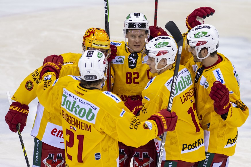 Les joueurs bernois laissent eclater leur joie, lors du match du championnat suisse de hockey sur glace de National League LNA, entre le Geneve Servette HC et le SC Langnau Tigers, ce jeudi 22 decembr ...