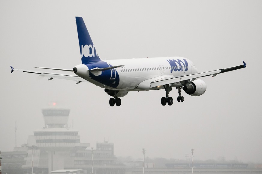 epa06361035 An Airbus A320 airplane of JOON, new Air France low cost airline, arrives for the first time at the airport Berlin-Tegel in Berlin, Germany, 01 December 2017. The airline based at Parisian ...