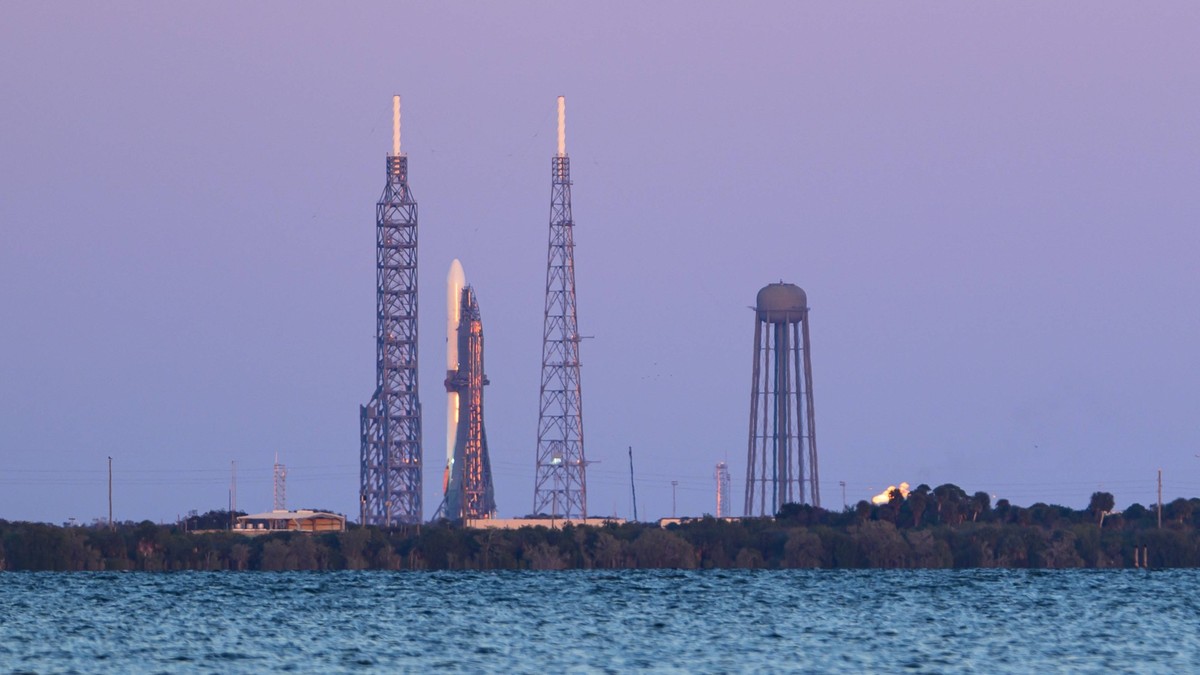 Blue Origin annonce le report du premier lancement de sa fusée géante New Glenn.