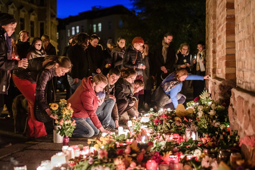 epaselect epa07911071 People mourn in front of the synagogue in Halle (Saal), Germany, 10 October 2019. According to the police two people were killed on 09 October in shootings in front of the synago ...