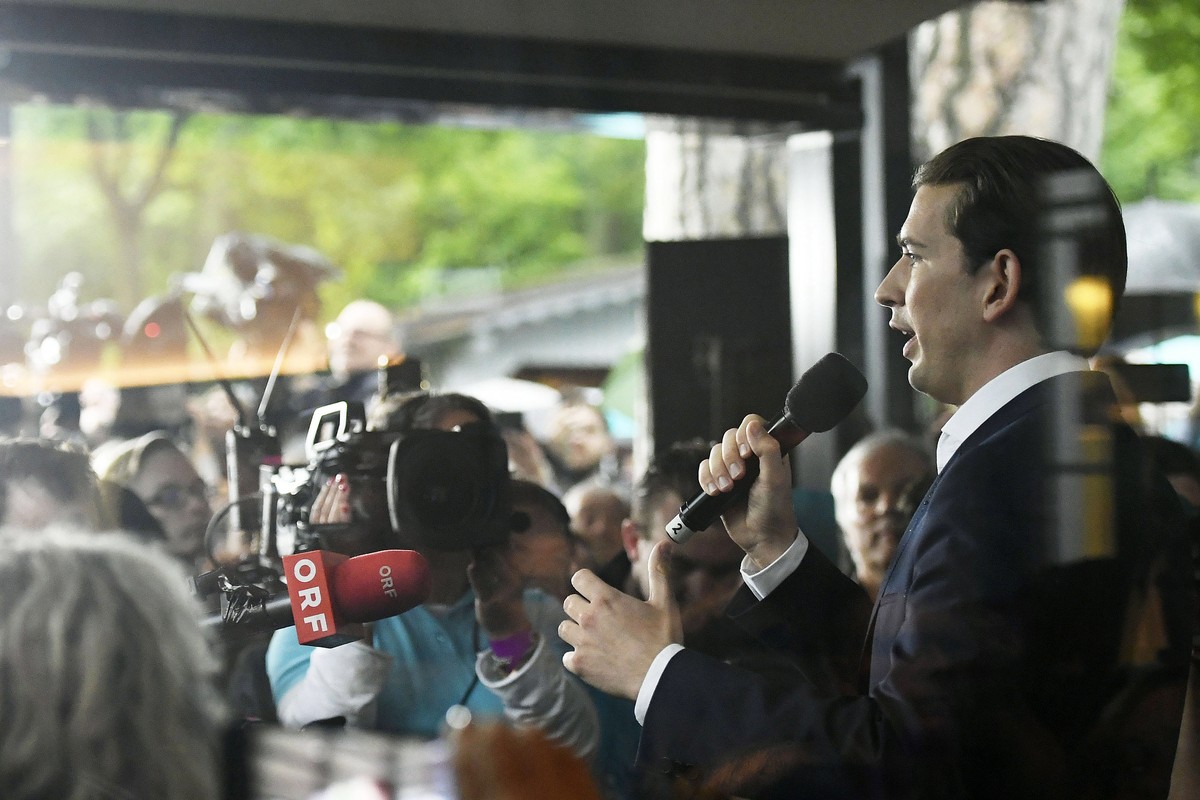 epa07606303 Austrian Chancellor and leader of the Austrian People's Party' (OeVP) Sebastian Kurz gives a statement to supporters at the political academy of the OeVP in Vienna, Austria, 27 M ...