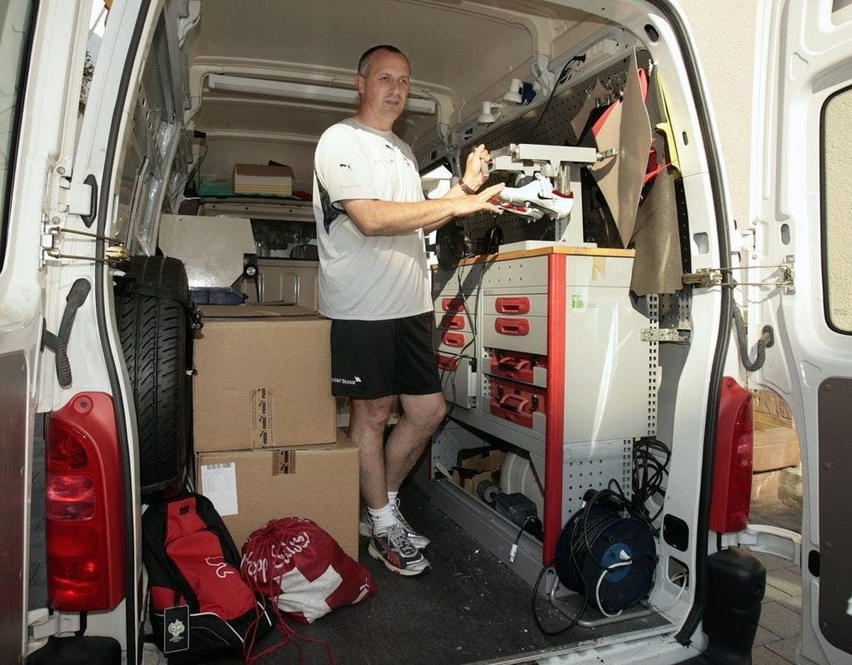 Jean-Benoît Schüpbach lors de la Coupe du monde 2006 dans son atelier mobile.