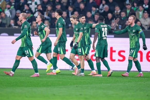 13.12.2025, Fu�ball, Borussia M�nchengladbach - VfL Wolfsburg, 1. Fu�ball Bundesliga, 14.Spieltag, Borussia-Park, Saison 2025 2026: Zu fr�h gefreut nach dem vermeindlichen Tor zum 4:1 durch Lovro Maje ...