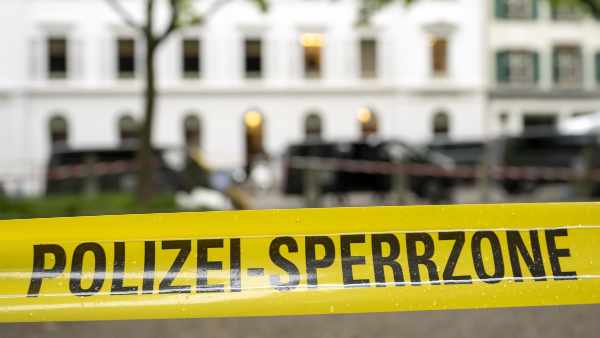 Die Polizei hat am fruehen Morgen das von propalaestinensischen Aktivistinnen und Aktivisten besetzte Institut fuer Soziologie der Universitaet Basel geraeumt, in Basel, am Montag, 27. Mai 2024. Die U ...