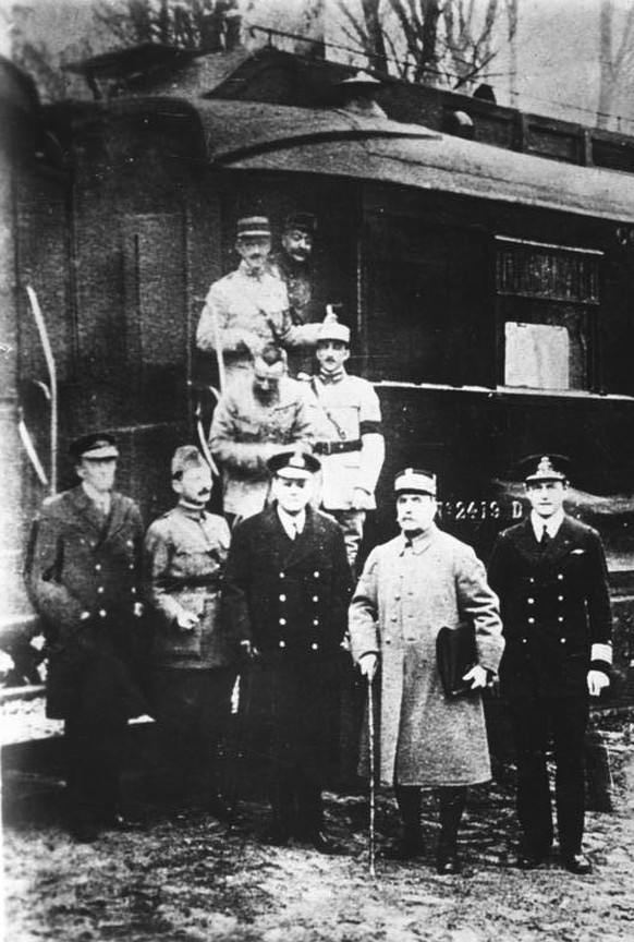 Die Delegation der Entente vor dem «Wagen von Compiègne», in dem der 1. Weltkrieg faktisch beendet wurde.&nbsp;&nbsp;