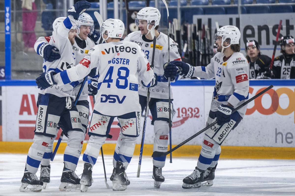La Chaux-de-Fonds' Spieler jubeln nach dem Tor zum 0:1 im Eishockeyspiel der Regular Season der Swiss League zwischen dem EHC Basel und dem HC La Chaux-de-Fonds in der St. Jakob-Arena in Basel, a ...