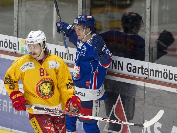 ZSC Lions Stuermer Pius Suter, rechts, feiert seinen Treffer zum 1-0 nach 38 Sekunden gegen SCL Tigers Verteidiger Philippe Seydoux waehrend dem Eishockey-Meisterschaftsspiel der National League A zwi ...