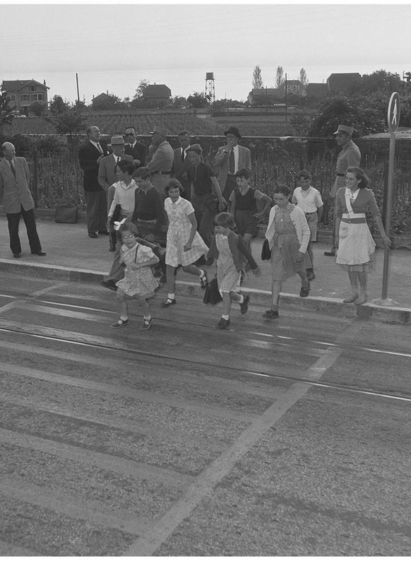 Schüler üben die Überquerung der Strasse, 1952.