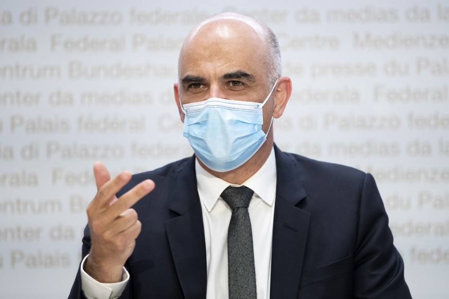 Bundesrat Alain Berset spricht waehrend einer Medienkonferenz des Bundesrates zur aktuellen Lage im Zusammenhang mit dem Coronavirus, am Mittwoch, 21. April 2021, in Bern. (KEYSTONE/Peter Klaunzer)