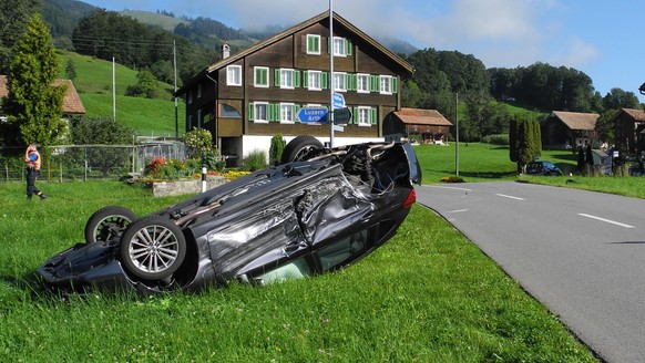 Auto überschlägt sich nach Kollision: Zwei Personen leicht verletzt