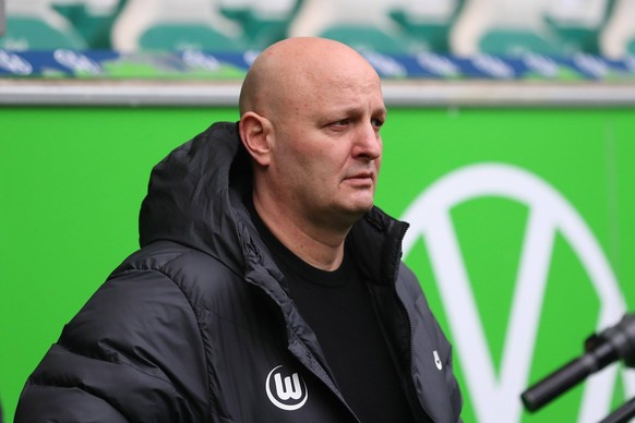 VfL vs. Freiburg, 1. BL Wolfsburg, 20.12.2025, Fußball, Herren, Saison 2025/2026, 1. BL, VfL Wolfsburg vs. SC Freiburg: Geschäftsführer Peter Christiansen VfL Wolfsburg DFL DFB REGULATIONS PROHIBIT AN ...
