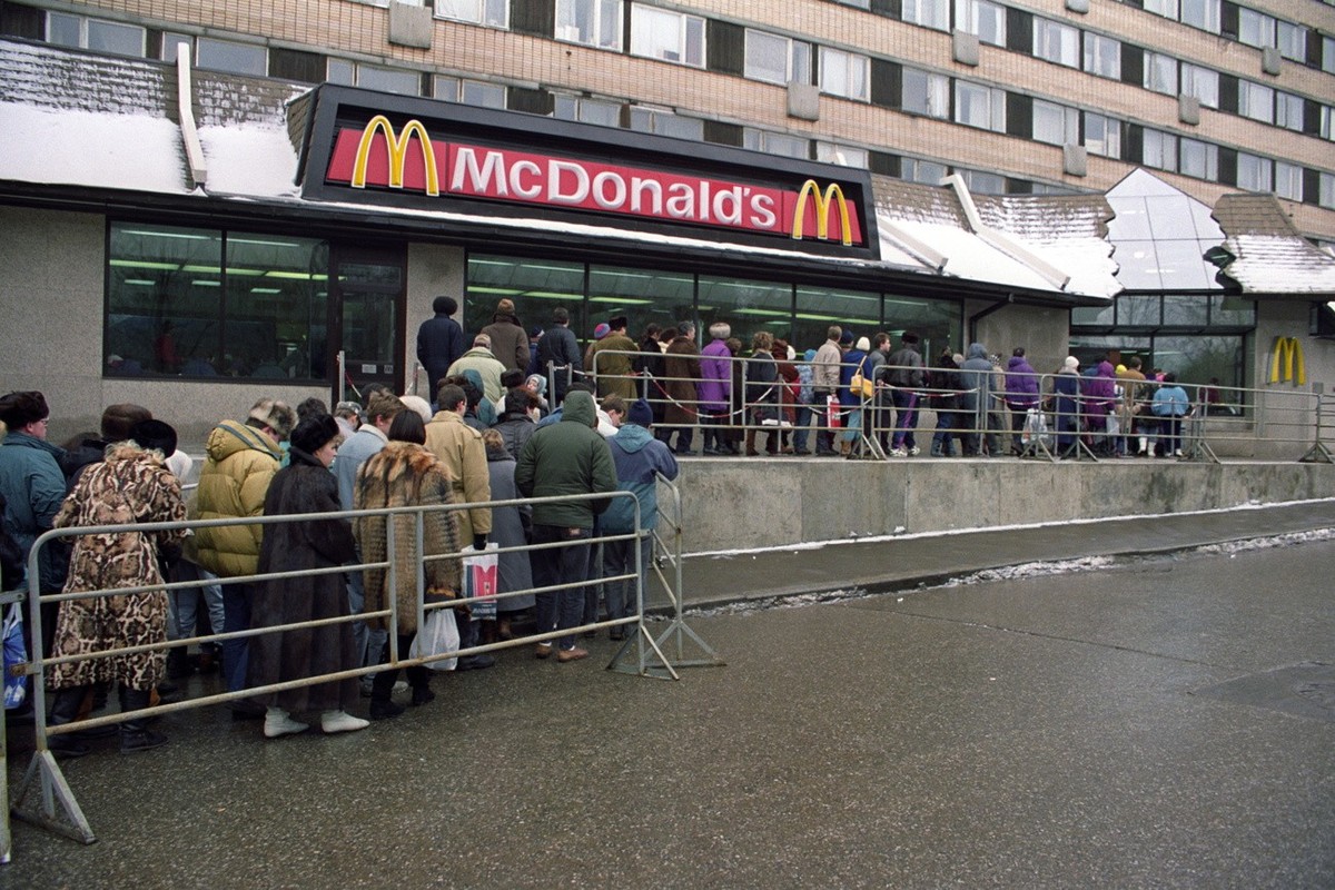 epa09812757 (FILE) - Muscovites stand in queue to the American fast-food McDonald's restaurant in Moscow, Russia, 01 February 1992 (reissued 09 March 2022). US fast food chain McDonald's is  ...