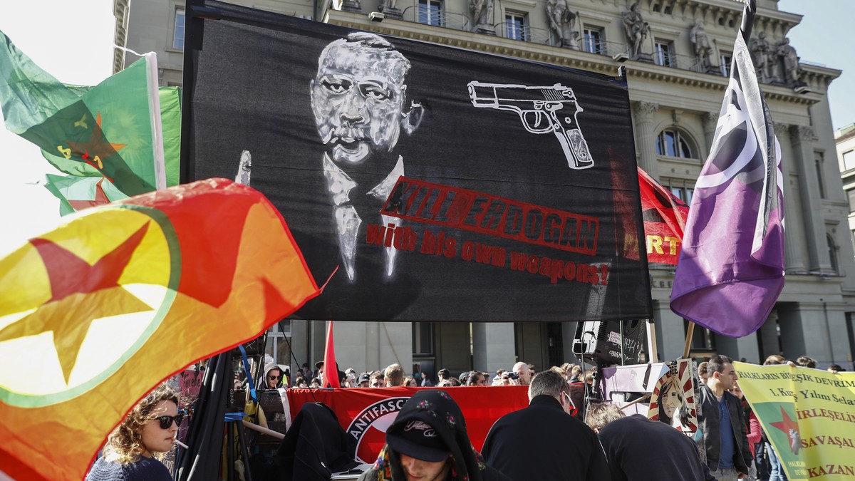 Kundgebungsteilnehmer protestieren gegen den tuerkischen Praesidenten Recep Tayyip Erdogan mit dem Slogan "Kill Erdogan with his own weapons", bei einer Kundgebung fuer Freiheit, Frieden Rec ...