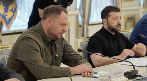 Andrij Jermak und Wolodimir Selenski während eines Treffens mit dem deutschen Aussenminister Johann Wadephul in Kiew.