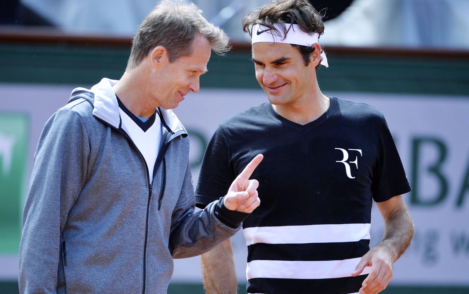 «Häsch d'Uslosig gseh?» Stefan Edberg und Roger Federer freuen sich hier – vielleicht&nbsp;ganz sicher – darüber, dass Rafael Nadal im Tableau-Viertel von Novak Djokovic ist.