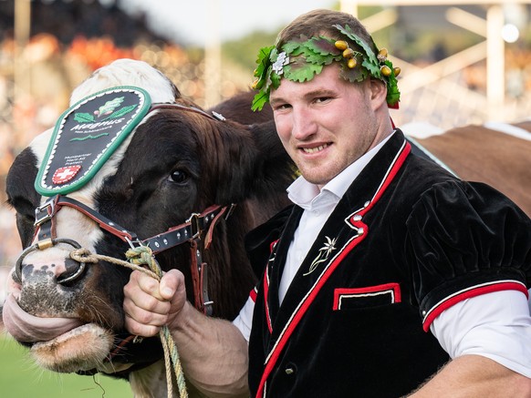 Joel Wicki, neuer Schwingerkoenig posiert mit dem Siegerstier Magnus vom Schoenenberg beim Festakt am Eidgenoessischen Schwing und Aelplerfest (ESAF), am Sonntag, 28. August 2022, in Pratteln. (KEYSTO ...