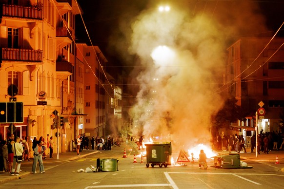 Des containers en feu photographies au milieu de l&#039;avenue de Morges (quartier de prelaz) lors de la deuxieme nuit d&#039;emeutes suite a l&#039;accident mortel survenu a un jeune homme mineur en  ...