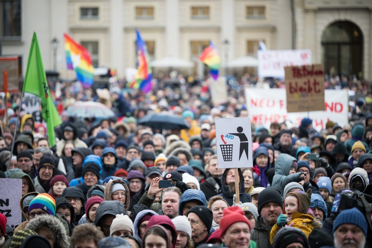ARCHIV - 14.01.2024, Brandenburg, Potsdam: Menschen stehen während der Demonstrationen «Potsdam wehrt sich» auf dem Alten Markt. Die Demonstration ist eine Reaktion auf das Bekanntwerden eines Treffen ...