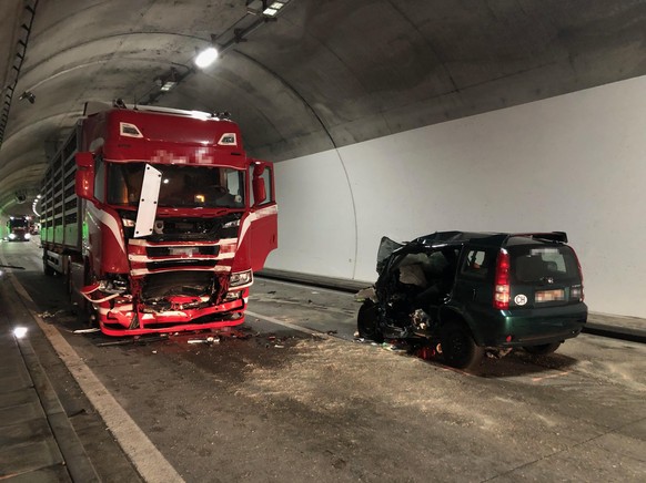 In einem Tunnel der Autobahn A3 am Walensee ist am 28. September 2021 ein Autofahrer frontal mit einem Sattelschlepper zusammengestossen und tödlich verletzt worden. Der Lastwagenfahrer wurde leicht v ...