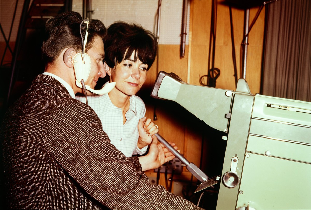 Evelyne Bouvard, Moderatorin von Radio Television Suisse, RTS, und ein Kameramann aufgenommen um 1960. (KEYSTONE/LEN SIRMAN/STR)