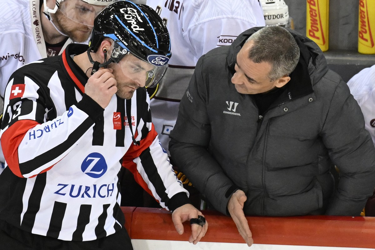 Servettes Head Coach Jan Cadieux, rechts, im Gespraech mit Schiedsrichter Stefan Huerlimann, links, waehrend dem Qualifikations-Spiel der National League zwischen den SCL Tigers und dem HC Genf-Servet ...