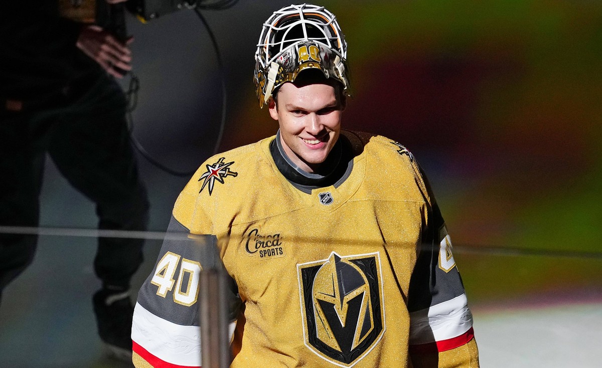 NHL, Eishockey Herren, USA Detroit Red Wings at Vegas Golden Knights Nov 4, 2025 Las Vegas, Nevada, USA Vegas Golden Knights goaltender Akira Schmid 40 is named First Star of the Game after the Golden ...