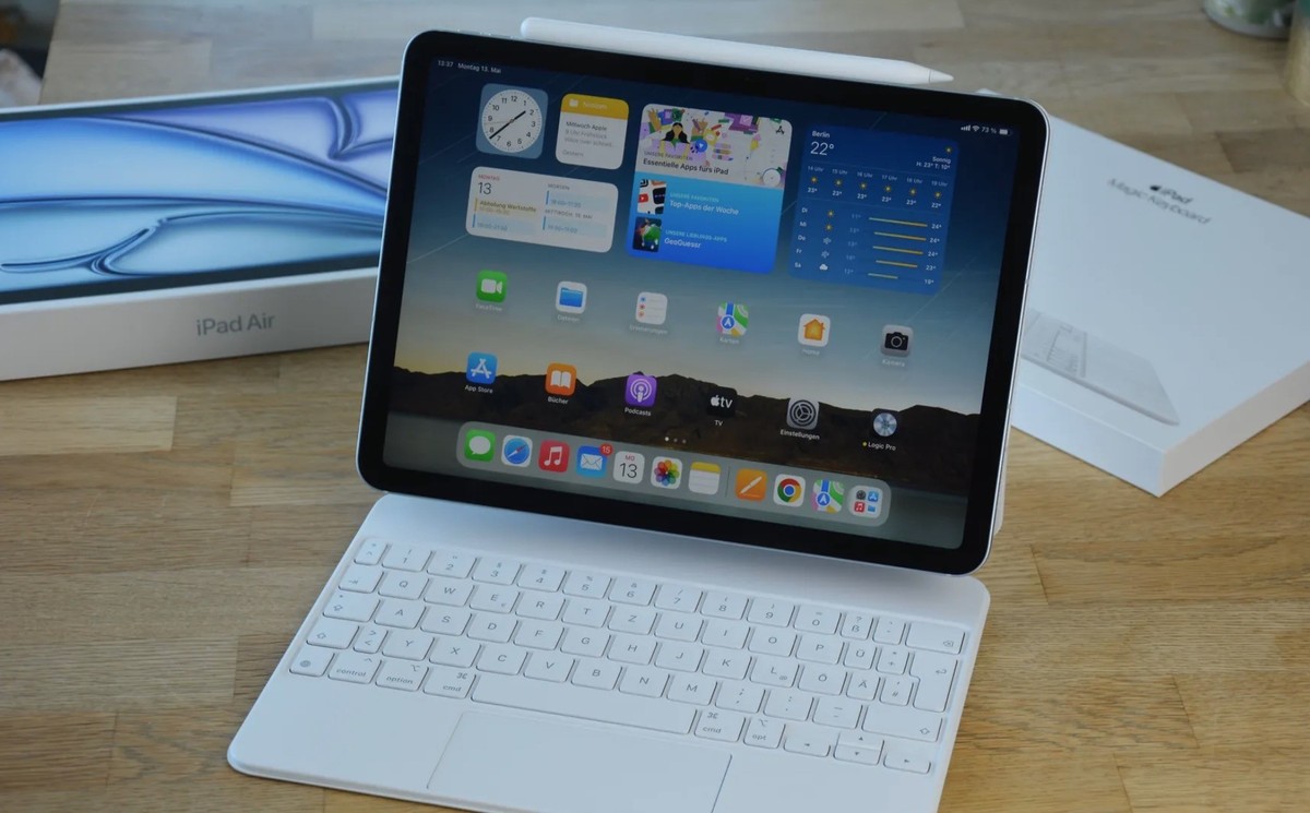 Am Design hat sich beim neuen iPad-Air-Modell (2024) nichts geändert. Nur die Frontkamera ist jetzt auf die Seite gerückt.