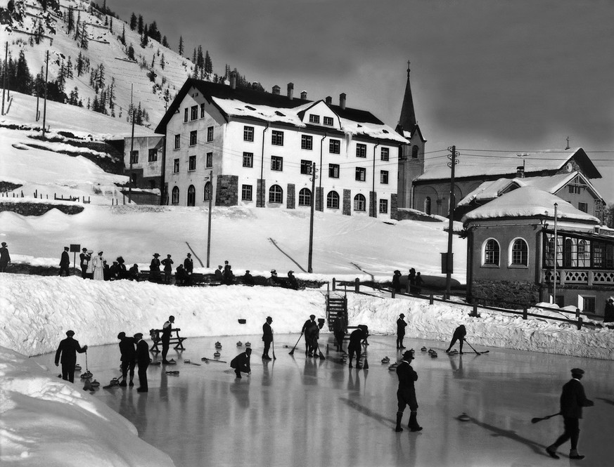 Maenner spielen an einem sonnigen Tag auf dem Eisfeld in St. Moritz Curling, aufgenommen im Januar 1911. (KEYSTONE/Photopress-Archiv/Str) === , === : FILM, Mittelformat]