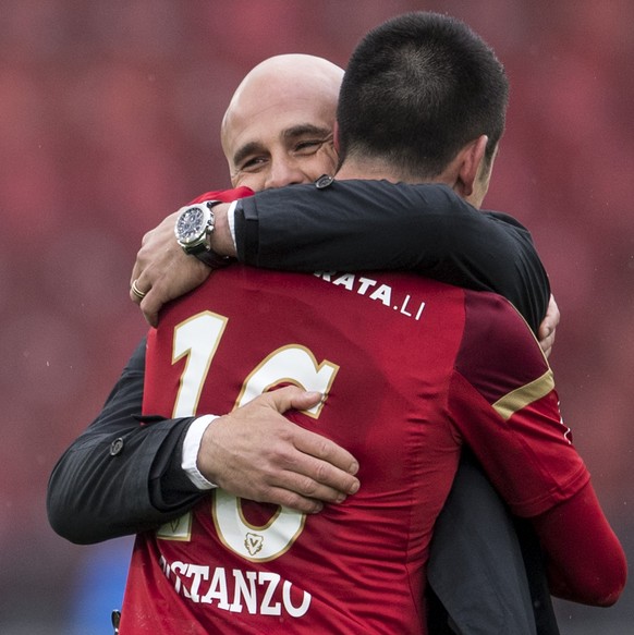 Vaduz-Trainer Contini herzt Costanzo, Torschütze beim 2:1-Sieg bei GC.